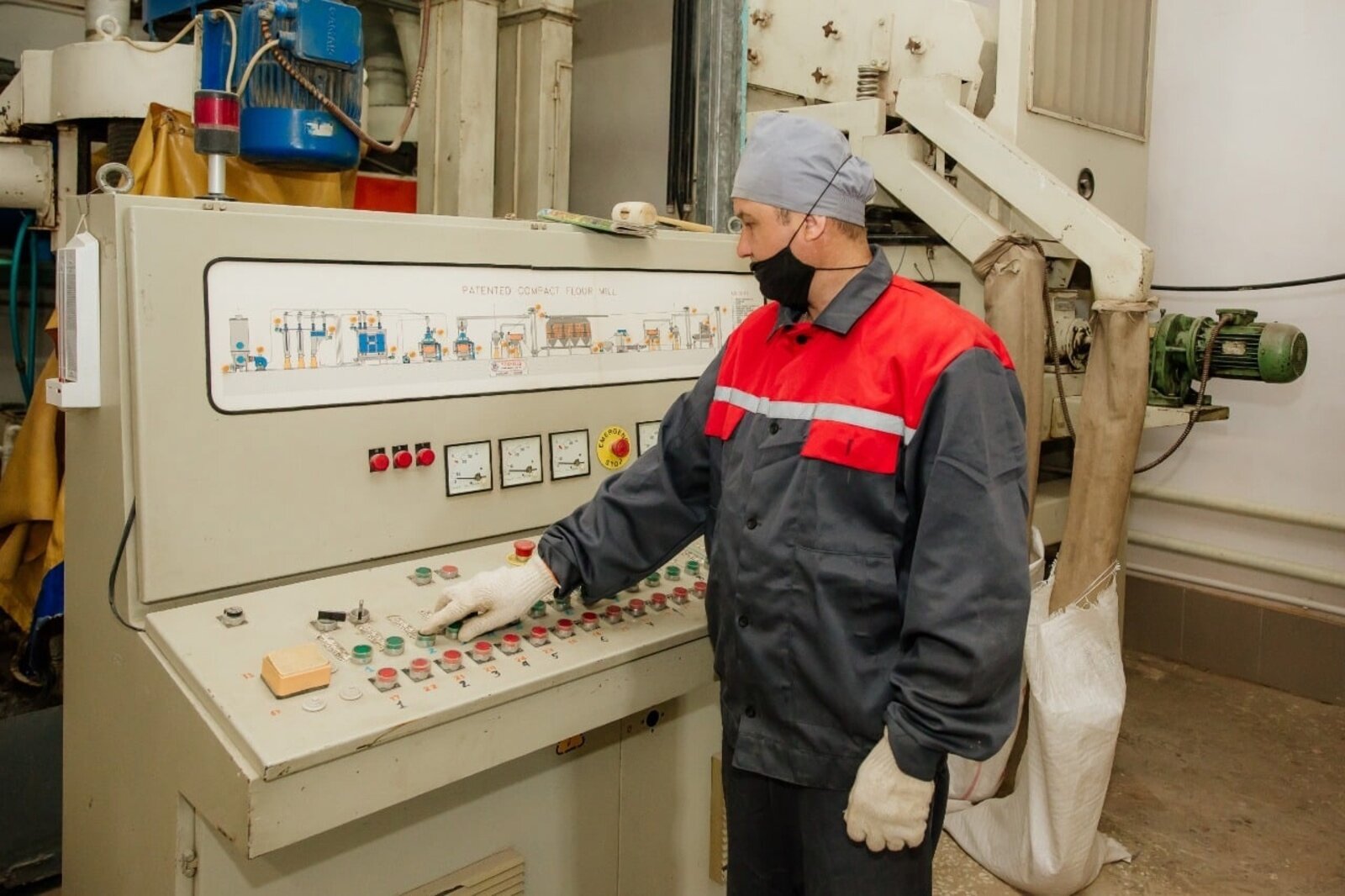 мужчина за станком